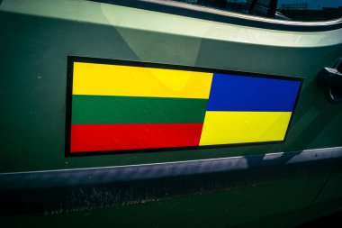 Kharkiv, Ukrayna, Haziran 06, 2025 Litvanyalı Virgilijus Eidimtas Ukrayna silahlı kuvvetlerine iki ambulans ve üç araba bağışladı. Araçları tugaylar tarafından kullanılmak üzere Harkiv 'e kendisi teslim etti..
