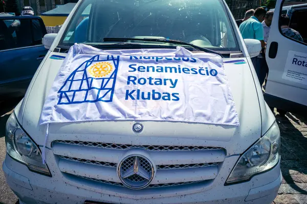 Kharkiv, Ukrayna, Haziran 06, 2025 Litvanyalı Virgilijus Eidimtas Ukrayna silahlı kuvvetlerine iki ambulans ve üç araba bağışladı. Araçları tugaylar tarafından kullanılmak üzere Harkiv 'e kendisi teslim etti..