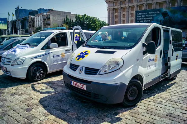 Kharkiv, Ukrayna, Haziran 06, 2025 Litvanyalı Virgilijus Eidimtas Ukrayna silahlı kuvvetlerine iki ambulans ve üç araba bağışladı. Araçları tugaylar tarafından kullanılmak üzere Harkiv 'e kendisi teslim etti..