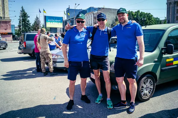 Kharkiv, Ukrayna, Haziran 06, 2025 Litvanyalı Virgilijus Eidimtas Ukrayna silahlı kuvvetlerine iki ambulans ve üç araba bağışladı. Araçları tugaylar tarafından kullanılmak üzere Harkiv 'e kendisi teslim etti..