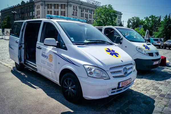 Kharkiv, Ukrayna, Haziran 06, 2025 Litvanyalı Virgilijus Eidimtas Ukrayna silahlı kuvvetlerine iki ambulans ve üç araba bağışladı. Araçları tugaylar tarafından kullanılmak üzere Harkiv 'e kendisi teslim etti..
