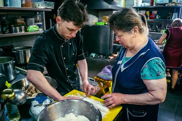 Kharkiv, Ukrayna, Haziran 06, 2025 Palyanica yardım derneğinden gönüllüler Ukrayna askerleri için ev yapımı yemekler pişirdiler. Bazı yemekler İHA 'larla savaş bölgelerine teslim edilmek üzere pişirilir..