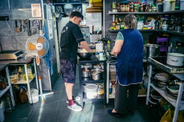 Kharkiv, Ukrayna, Haziran 06, 2025 Palyanica yardım derneğinden gönüllüler Ukrayna askerleri için ev yapımı yemekler pişirdiler. Bazı yemekler İHA 'larla savaş bölgelerine teslim edilmek üzere pişirilir..