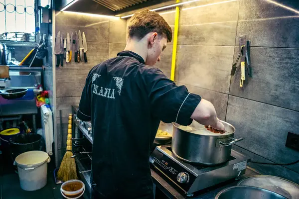 Kharkiv, Ukrayna, Haziran 06, 2025 Palyanica yardım derneğinden gönüllüler Ukrayna askerleri için ev yapımı yemekler pişirdiler. Bazı yemekler İHA 'larla savaş bölgelerine teslim edilmek üzere pişirilir..