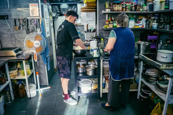 Kharkiv, Ukrayna, Haziran 06, 2025 Palyanica yardım derneğinden gönüllüler Ukrayna askerleri için ev yapımı yemekler pişirdiler. Bazı yemekler İHA 'larla savaş bölgelerine teslim edilmek üzere pişirilir..