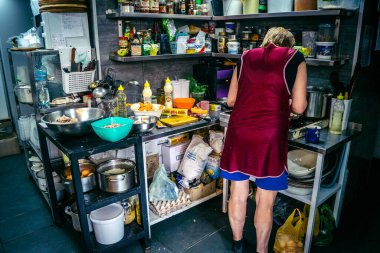 Kharkiv, Ukrayna, Haziran 06, 2025 Palyanica yardım derneğinden gönüllüler Ukrayna askerleri için ev yapımı yemekler pişirdiler. Bazı yemekler İHA 'larla savaş bölgelerine teslim edilmek üzere pişirilir..