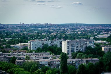 Kharkiv, Ukrayna, 5 Haziran 2025 Kharkiv Panoramik görünümü alarm sesleri ve Rus füzeleri ve insansız hava araçları şehre yaklaşıyor. Hava savunma sistemleri etkinleştirildi ve saldırıya hazırlanıyor..