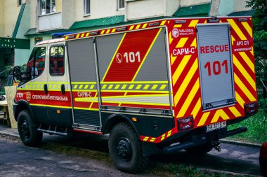 Kharkiv, Ukrayna, 7 Haziran 2025, Harkiv 'deki hasarlı binanın yakınına itfaiye araçları park edilmiştir. Hasar büyük, birkaç apartman yanıyor ve birçok pencere yıkıldı..