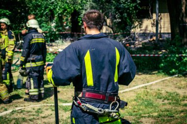 Kharkiv, Ukrayna, 7 Haziran 2025. İtfaiyeciler, Kharkiv 'deki bir yerleşim yerine yapılan Rus saldırısına yanıt verdiler. Birçok apartman yangını ve birçok pencerenin tahrip olmasıyla hasar çok büyük..