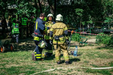 Kharkiv, Ukrayna, 7 Haziran 2025. İtfaiyeciler, Kharkiv 'deki bir yerleşim yerine yapılan Rus saldırısına yanıt verdiler. Birçok apartman yangını ve birçok pencerenin tahrip olmasıyla hasar çok büyük..