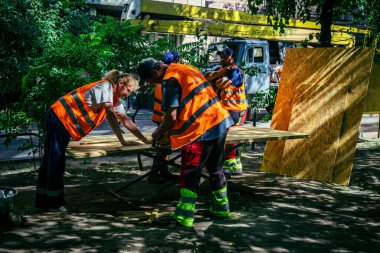 Kharkiv, Ukrayna, 7 Haziran 2025 Teknik Hizmetler Kharkiv 'deki hasarlı bina üzerinde çalışıyor. Çok sayıda apartman yangını ve çok sayıda pencerenin tahrip olmasıyla hasar büyük..