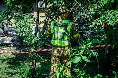 Kharkiv, Ukrayna, 7 Haziran 2025. Ordu, Rus saldırısının gerçekleştiği yeri bir yerleşim yerine bağladı. İHA 'lar ve füzelerle gerçekleştirilen büyük bir Rus saldırısı doğudaki Harkiv şehrini vurdu..