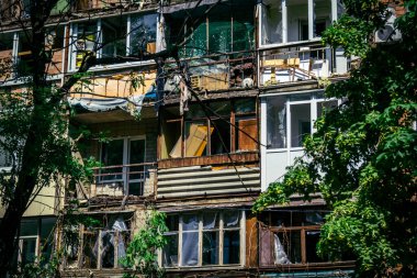 Kharkiv, Ukrayna, 7 Haziran 2025 Kharkiv 'deki bir yerleşim yerine yapılan Rus saldırısından sonra. Hasar büyük, birkaç apartman yanıyor ve birçok pencere yıkıldı..