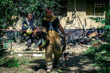 Kharkiv, Ukrayna, 7 Haziran 2025. İtfaiyeciler, Kharkiv 'deki bir yerleşim yerine yapılan Rus saldırısına yanıt verdiler. Birçok apartman yangını ve birçok pencerenin tahrip olmasıyla hasar çok büyük..