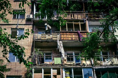 Kharkiv, Ukrayna, 7 Haziran 2025 Kharkiv 'deki bir yerleşim yerine yapılan Rus saldırısından sonra. Hasar büyük, birkaç apartman yanıyor ve birçok pencere yıkıldı..