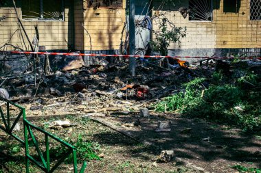 Kharkiv, Ukrayna, 7 Haziran 2025 Rus saldırısının ardından bir yerleşim bölgesine düştü. Hasar büyük, birkaç daire yanıyor ve camlar da hasar görmüş..