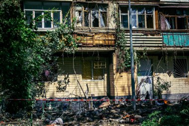 Kharkiv, Ukrayna, 7 Haziran 2025 Rus saldırısının ardından bir yerleşim bölgesine düştü. Hasar büyük, birkaç daire yanıyor ve camlar da hasar görmüş..