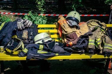 Kharkiv, Ukrayna, 7 Haziran 2025. İtfaiyeciler, Kharkiv 'deki bir yerleşim yerine yapılan Rus saldırısına yanıt verdiler. Birçok apartman yangını ve birçok pencerenin tahrip olmasıyla hasar çok büyük..