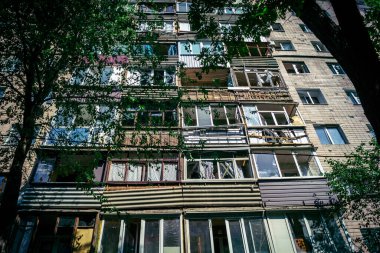 Kharkiv, Ukrayna, 7 Haziran 2025 Kharkiv 'deki bir yerleşim yerine yapılan Rus saldırısından sonra. Hasar büyük, birkaç apartman yanıyor ve birçok pencere yıkıldı..