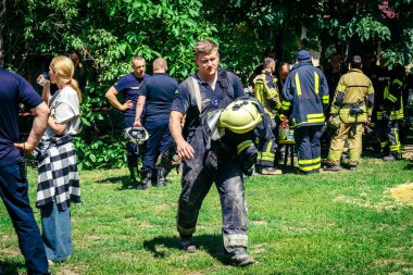 Kharkiv, Ukrayna, 7 Haziran 2025. İtfaiyeciler, Kharkiv 'deki bir yerleşim yerine yapılan Rus saldırısına yanıt verdiler. Birçok apartman yangını ve birçok pencerenin tahrip olmasıyla hasar çok büyük..