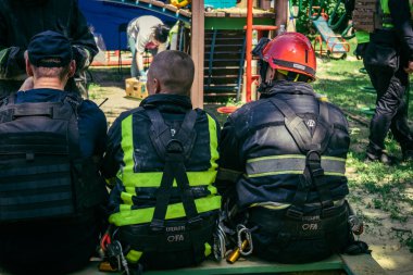 Kharkiv, Ukrayna, 7 Haziran 2025. İtfaiyeciler, Harkiv 'deki bir yerleşim yerine yapılan Rus saldırısından sonra dinleniyorlar. Birçok apartman yangını ve pencerenin tahrip olmasıyla hasar büyük..