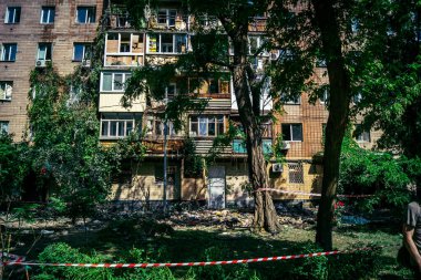 Kharkiv, Ukrayna, 7 Haziran 2025 Kharkiv 'deki bir yerleşim yerine yapılan Rus saldırısından sonra. Hasar büyük, birkaç apartman yanıyor ve birçok pencere yıkıldı..