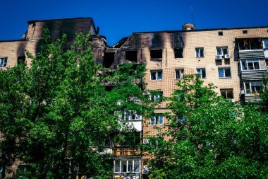 Kharkiv, Ukrayna, 7 Haziran 2025 Kharkiv 'deki bir yerleşim yerine yapılan Rus saldırısından sonra. Hasar büyük, birkaç apartman yanıyor ve birçok pencere yıkıldı..