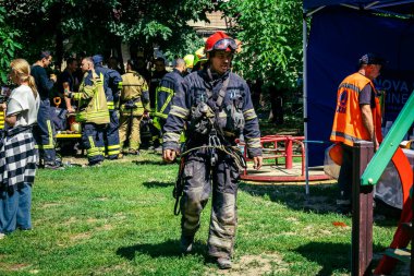 Kharkiv, Ukrayna, 7 Haziran 2025. İtfaiyeciler, Kharkiv 'deki bir yerleşim yerine yapılan Rus saldırısına yanıt verdiler. Birçok apartman yangını ve birçok pencerenin tahrip olmasıyla hasar çok büyük..