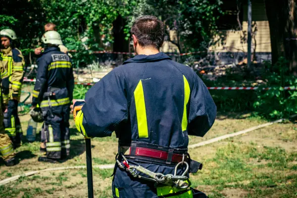 Kharkiv, Ukrayna, 7 Haziran 2025. İtfaiyeciler, Kharkiv 'deki bir yerleşim yerine yapılan Rus saldırısına yanıt verdiler. Birçok apartman yangını ve birçok pencerenin tahrip olmasıyla hasar çok büyük..