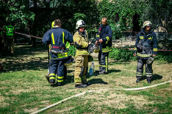 Kharkiv, Ukrayna, 7 Haziran 2025. İtfaiyeciler, Kharkiv 'deki bir yerleşim yerine yapılan Rus saldırısına yanıt verdiler. Birçok apartman yangını ve birçok pencerenin tahrip olmasıyla hasar çok büyük..