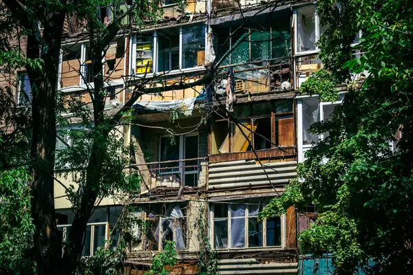 Kharkiv, Ukrayna, 7 Haziran 2025 Kharkiv 'deki bir yerleşim yerine yapılan Rus saldırısından sonra. Hasar büyük, birkaç apartman yanıyor ve birçok pencere yıkıldı..