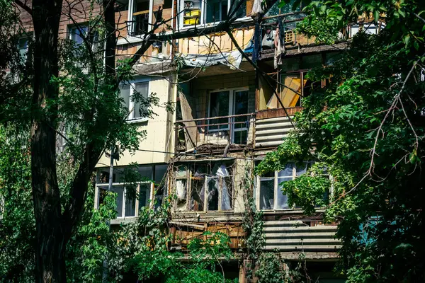 Kharkiv, Ukrayna, 7 Haziran 2025 Kharkiv 'deki bir yerleşim yerine yapılan Rus saldırısından sonra. Hasar büyük, birkaç apartman yanıyor ve birçok pencere yıkıldı..
