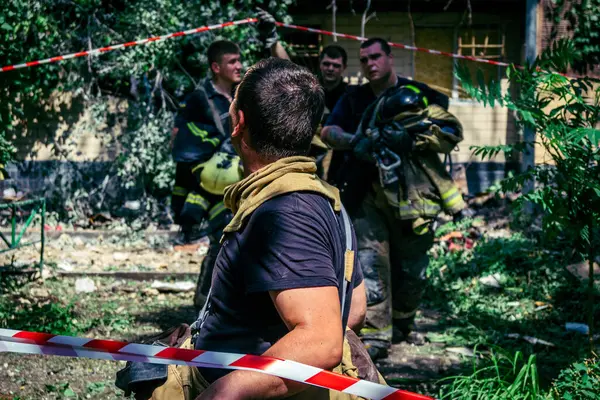 Kharkiv, Ukrayna, 7 Haziran 2025. İtfaiyeciler, Kharkiv 'deki bir yerleşim yerine yapılan Rus saldırısına yanıt verdiler. Birçok apartman yangını ve birçok pencerenin tahrip olmasıyla hasar çok büyük..