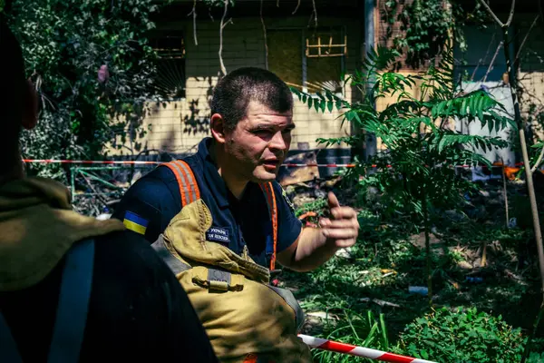 Kharkiv, Ukrayna, 7 Haziran 2025. İtfaiyeciler, Kharkiv 'deki bir yerleşim yerine yapılan Rus saldırısına yanıt verdiler. Birçok apartman yangını ve birçok pencerenin tahrip olmasıyla hasar çok büyük..