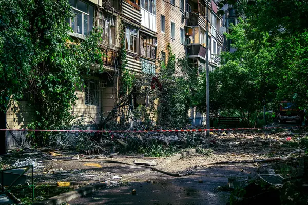 Kharkiv, Ukrayna, 7 Haziran 2025 Kharkiv 'deki bir yerleşim yerine yapılan Rus saldırısından sonra. Hasar büyük, birkaç apartman yanıyor ve birçok pencere yıkıldı..