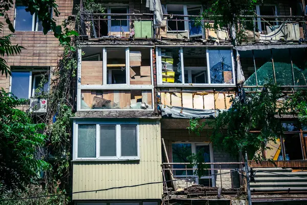 Kharkiv, Ukrayna, 7 Haziran 2025 Kharkiv 'deki bir yerleşim yerine yapılan Rus saldırısından sonra. Hasar büyük, birkaç apartman yanıyor ve birçok pencere yıkıldı..