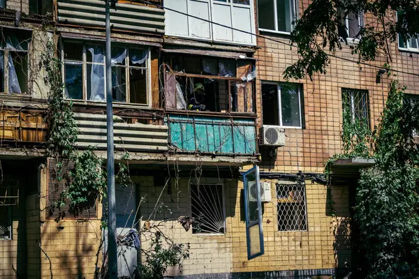Kharkiv, Ukrayna, 7 Haziran 2025 Kharkiv 'deki bir yerleşim yerine yapılan Rus saldırısından sonra. Hasar büyük, birkaç apartman yanıyor ve birçok pencere yıkıldı..