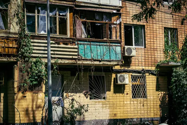 Kharkiv, Ukrayna, 7 Haziran 2025 Kharkiv 'deki bir yerleşim yerine yapılan Rus saldırısından sonra. Hasar büyük, birkaç apartman yanıyor ve birçok pencere yıkıldı..