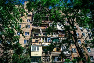 Kharkiv, Ukrayna, 7 Haziran 2025 Kharkiv 'deki bir yerleşim yerine yapılan Rus saldırısından sonra. Hasar büyük, birkaç apartman yanıyor ve birçok pencere yıkıldı..