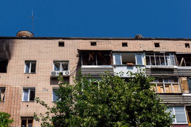 Kharkiv, Ukrayna, 7 Haziran 2025 Kharkiv 'deki bir yerleşim yerine yapılan Rus saldırısından sonra. Hasar büyük, birkaç apartman yanıyor ve birçok pencere yıkıldı..
