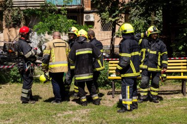 Kharkiv, Ukrayna, 7 Haziran 2025. İtfaiyeciler, Kharkiv 'deki bir yerleşim yerine yapılan Rus saldırısına yanıt verdiler. Birçok apartman yangını ve birçok pencerenin tahrip olmasıyla hasar çok büyük..