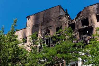 Kharkiv, Ukrayna, 7 Haziran 2025 Kharkiv 'deki bir yerleşim yerine yapılan Rus saldırısından sonra. Hasar büyük, birkaç apartman yanıyor ve birçok pencere yıkıldı..