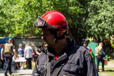 Kharkiv, Ukrayna, 7 Haziran 2025. İtfaiyeciler, Kharkiv 'deki bir yerleşim yerine yapılan Rus saldırısına yanıt verdiler. Birçok apartman yangını ve birçok pencerenin tahrip olmasıyla hasar çok büyük..