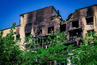 Kharkiv, Ukrayna, 7 Haziran 2025 Kharkiv 'deki bir yerleşim yerine yapılan Rus saldırısından sonra. Hasar büyük, birkaç apartman yanıyor ve birçok pencere yıkıldı..