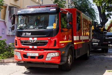 Kharkiv, Ukrayna, 7 Haziran 2025, Harkiv 'deki hasarlı binanın yakınına itfaiye araçları park edilmiştir. Hasar büyük, birkaç apartman yanıyor ve birçok pencere yıkıldı..