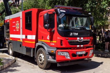 Kharkiv, Ukrayna, 7 Haziran 2025, Harkiv 'deki hasarlı binanın yakınına itfaiye araçları park edilmiştir. Hasar büyük, birkaç apartman yanıyor ve birçok pencere yıkıldı..