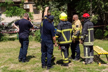 Kharkiv, Ukrayna, 7 Haziran 2025. İtfaiyeciler, Kharkiv 'deki bir yerleşim yerine yapılan Rus saldırısına yanıt verdiler. Birçok apartman yangını ve birçok pencerenin tahrip olmasıyla hasar çok büyük..