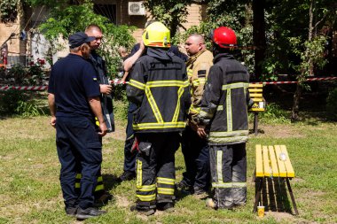 Kharkiv, Ukrayna, 7 Haziran 2025. İtfaiyeciler, Kharkiv 'deki bir yerleşim yerine yapılan Rus saldırısına yanıt verdiler. Birçok apartman yangını ve birçok pencerenin tahrip olmasıyla hasar çok büyük..