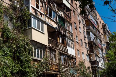 Kharkiv, Ukrayna, 7 Haziran 2025 Kharkiv 'deki bir yerleşim yerine yapılan Rus saldırısından sonra. Hasar büyük, birkaç apartman yanıyor ve birçok pencere yıkıldı..