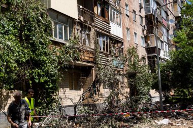 Kharkiv, Ukrayna, 7 Haziran 2025 Kharkiv 'deki bir yerleşim yerine yapılan Rus saldırısından sonra. Hasar büyük, birkaç apartman yanıyor ve birçok pencere yıkıldı..